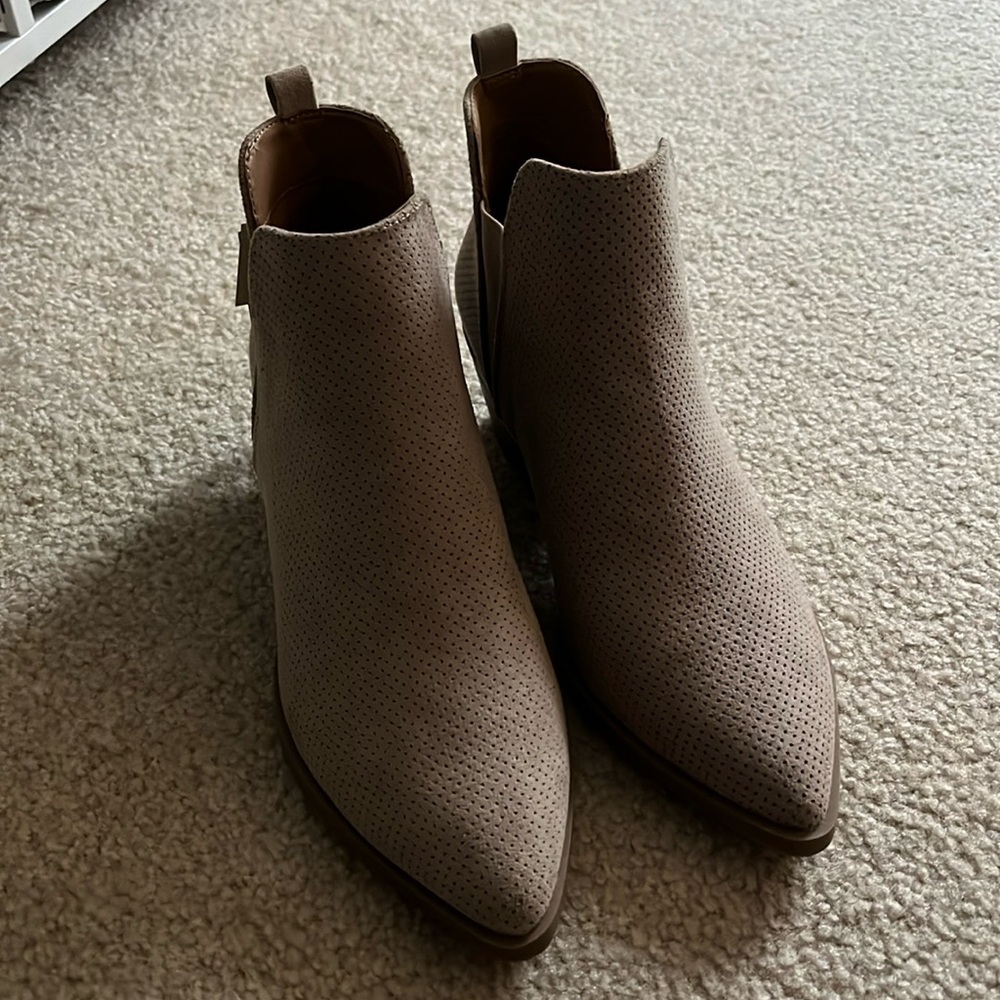 Universal Thread boots